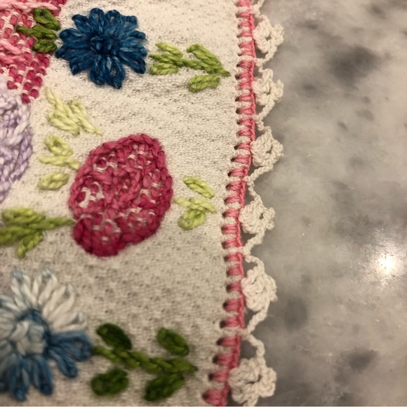 Hand stitched decorative towel - Picture 4 of 9